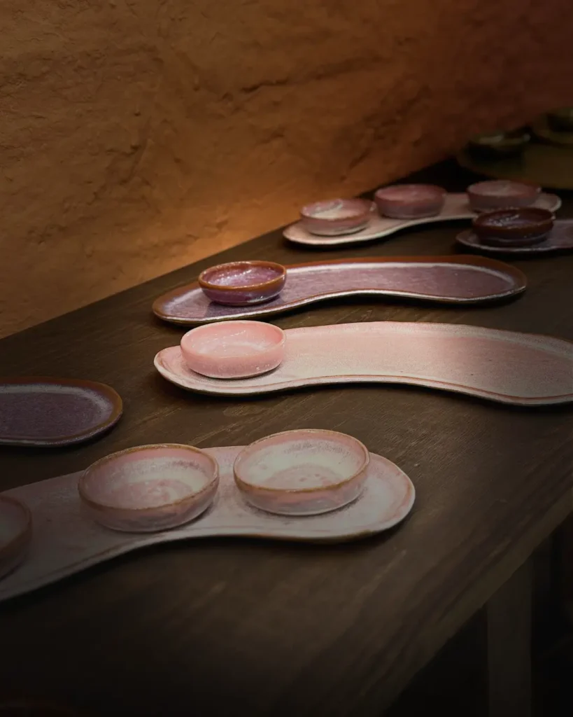 Petisqueiras artesanais finalizadas no ateliê da Bone Ceramics, dispostas sobre mesa com iluminação natural